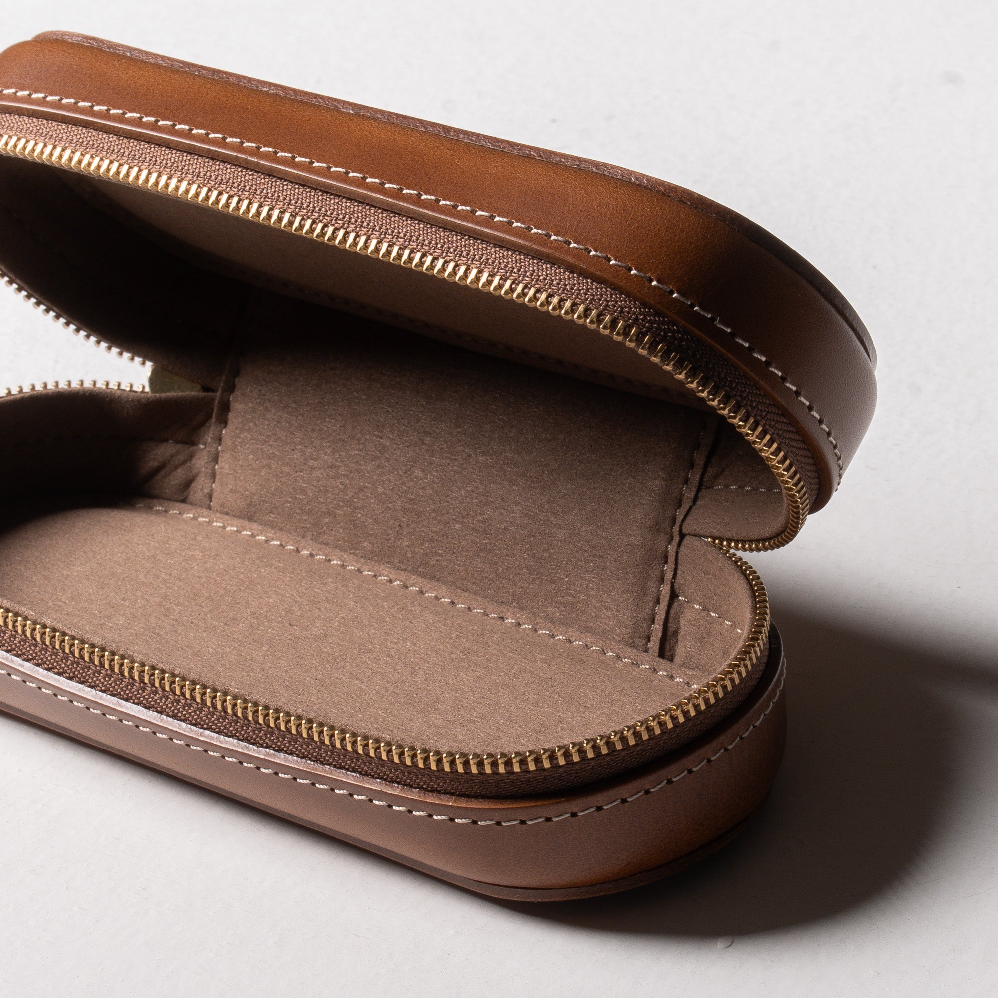 革の宝箱】大切な眼鏡を守る、凛としたフォルム。イタリア革の立体