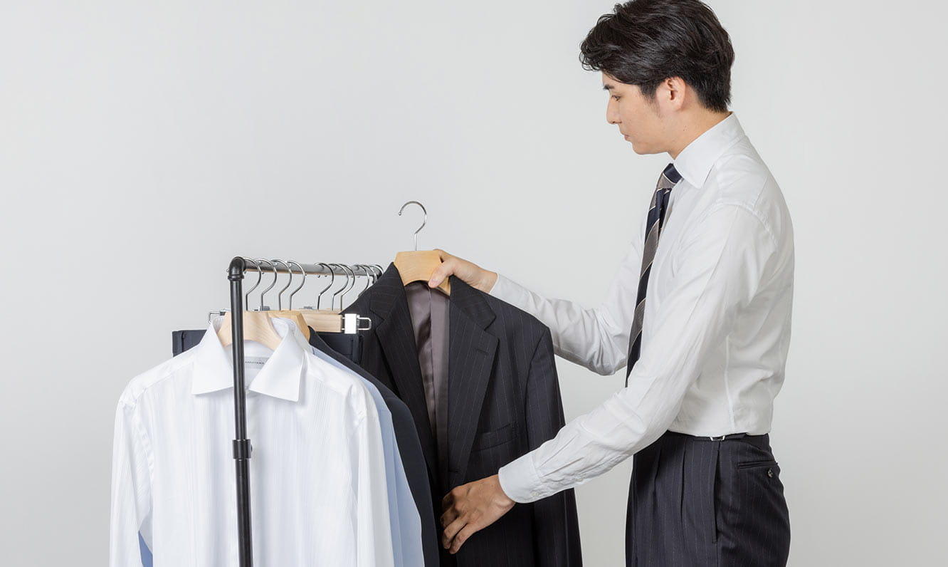 スーツハンガーの選び方とは。種類や使い方とともに解説 - KASHINAVI