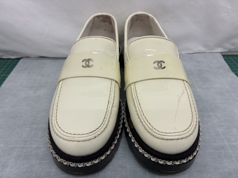 シャネル】エナメル靴の黄ばみを修理！白いローファーの変色を再生