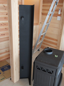 薪ストーブのすぐ近くの柱を熱から守る特注のヒートシールド