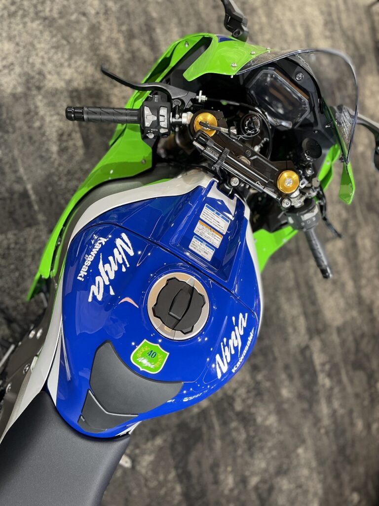 Ninja 40thアニバーサリーカラーの再現度は？ 『ZXR750』と比較しま