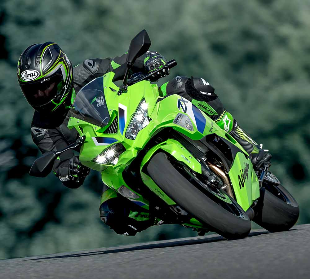 Kawasaki Ninja ZX-4R |スーパースポーツモデル|並列4気筒エンジンを