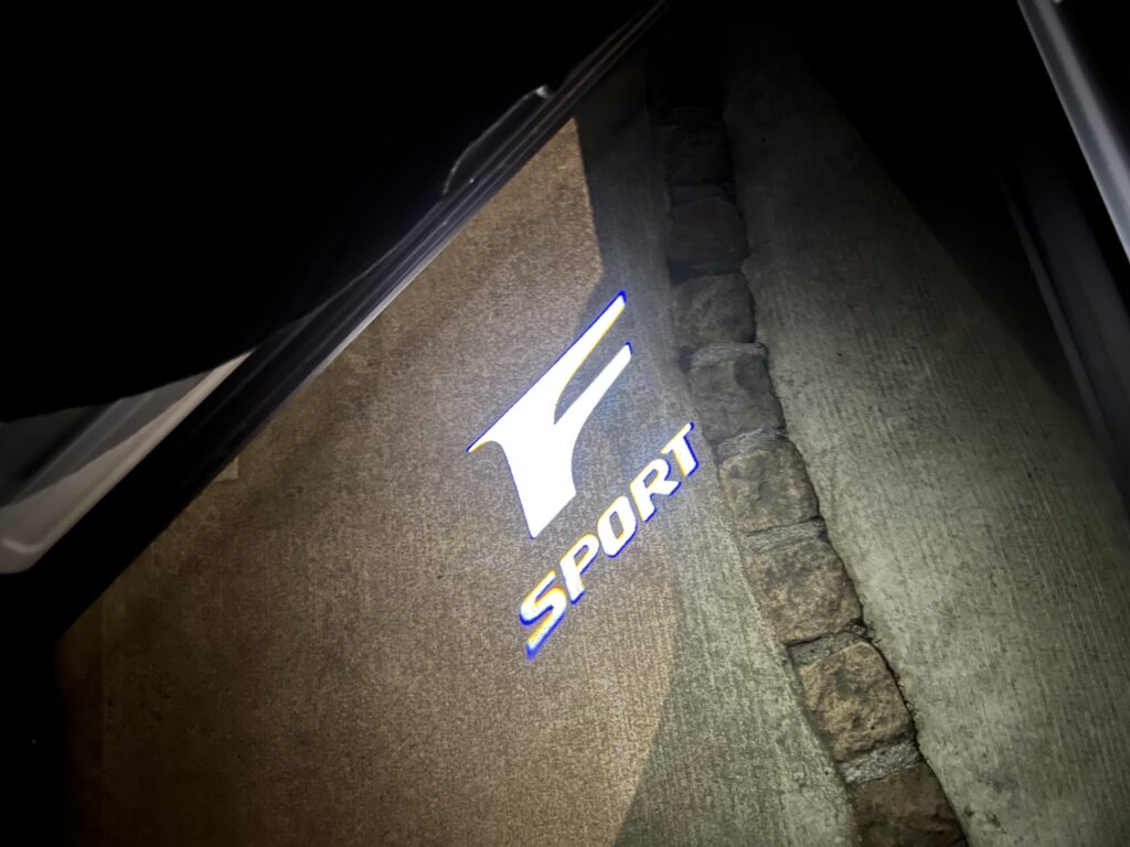 20系レクサスNXのカーテシランプを社外品に交換！取り付け方やロゴは