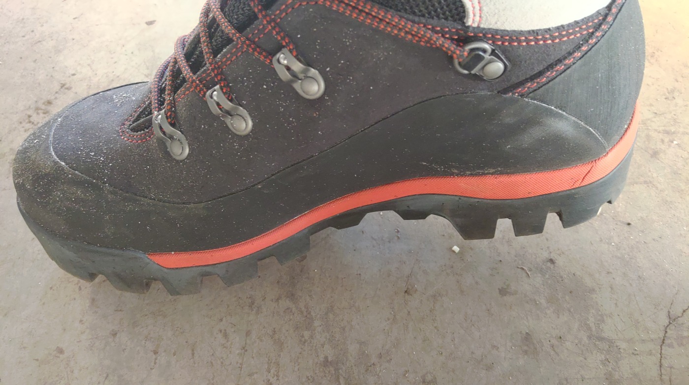 スパイク付き防水チェンソーブーツ モンベルのプロテクションロガー