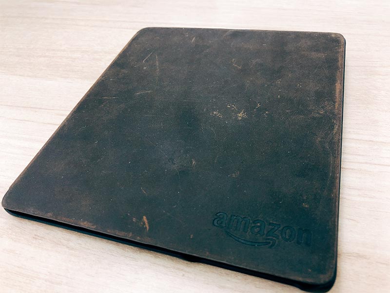 Amazon純正 kindle Oasis用 プレミアムレザーカバー は質感が素晴らしい