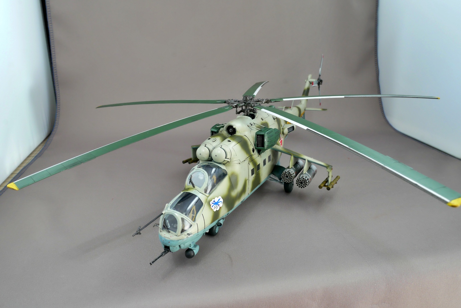 ソビエト軍戦闘ヘリコプター MIL-Mi24 ハインド ズベズダ 1/48
