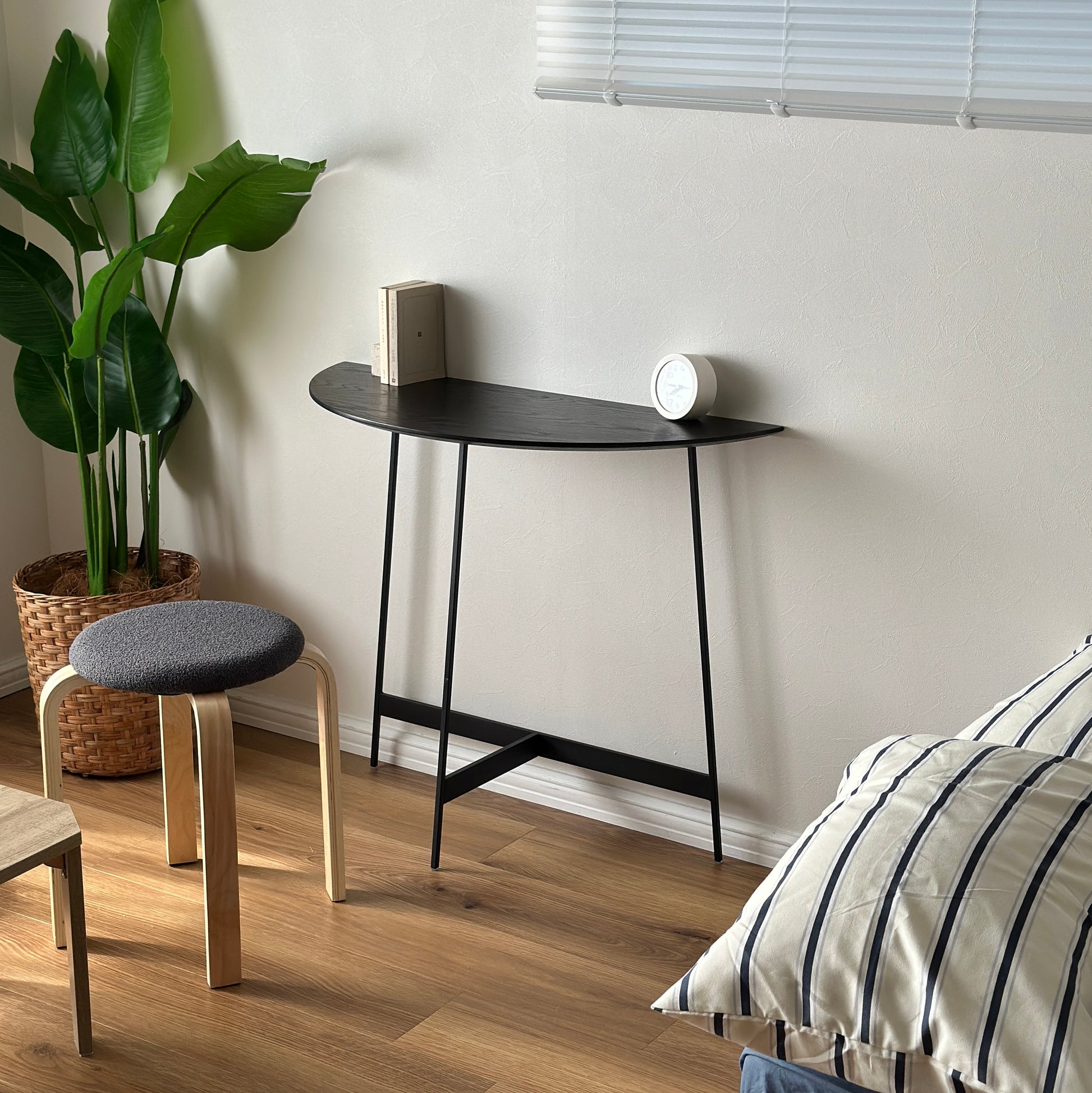 サイドテーブル｜スタイリッシュ半円コンソール - territory