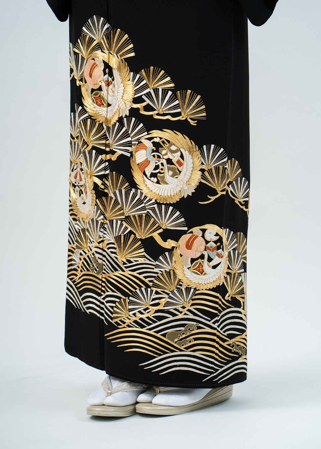 最高級総刺繍の黒留袖レンタル】松葉に鶴と宝尽くし・MLサイズ（163cm
