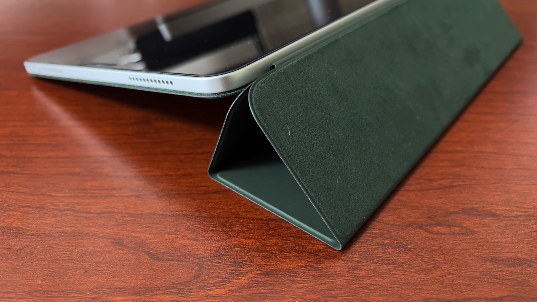 レビュー】サードパーティとは大きく違う！「Apple iPad Air用 Smart