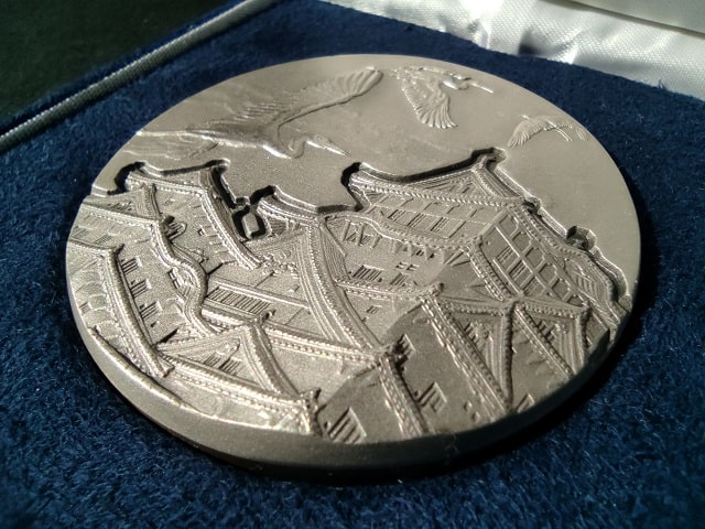 造幣局 国宝章牌 姫路城の紹介（2008） | 金銀砂子・造幣局の金属工芸