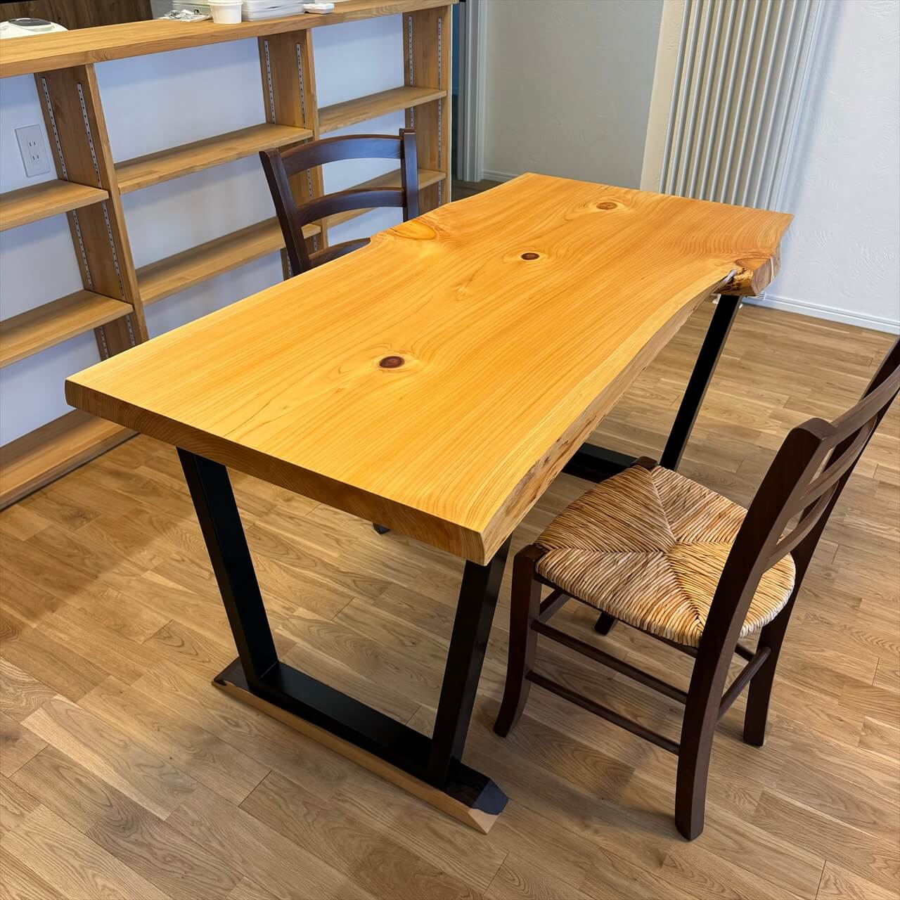 お客様へ納品】さわら一枚板&アイアン脚のダイニングテーブル | 一枚板