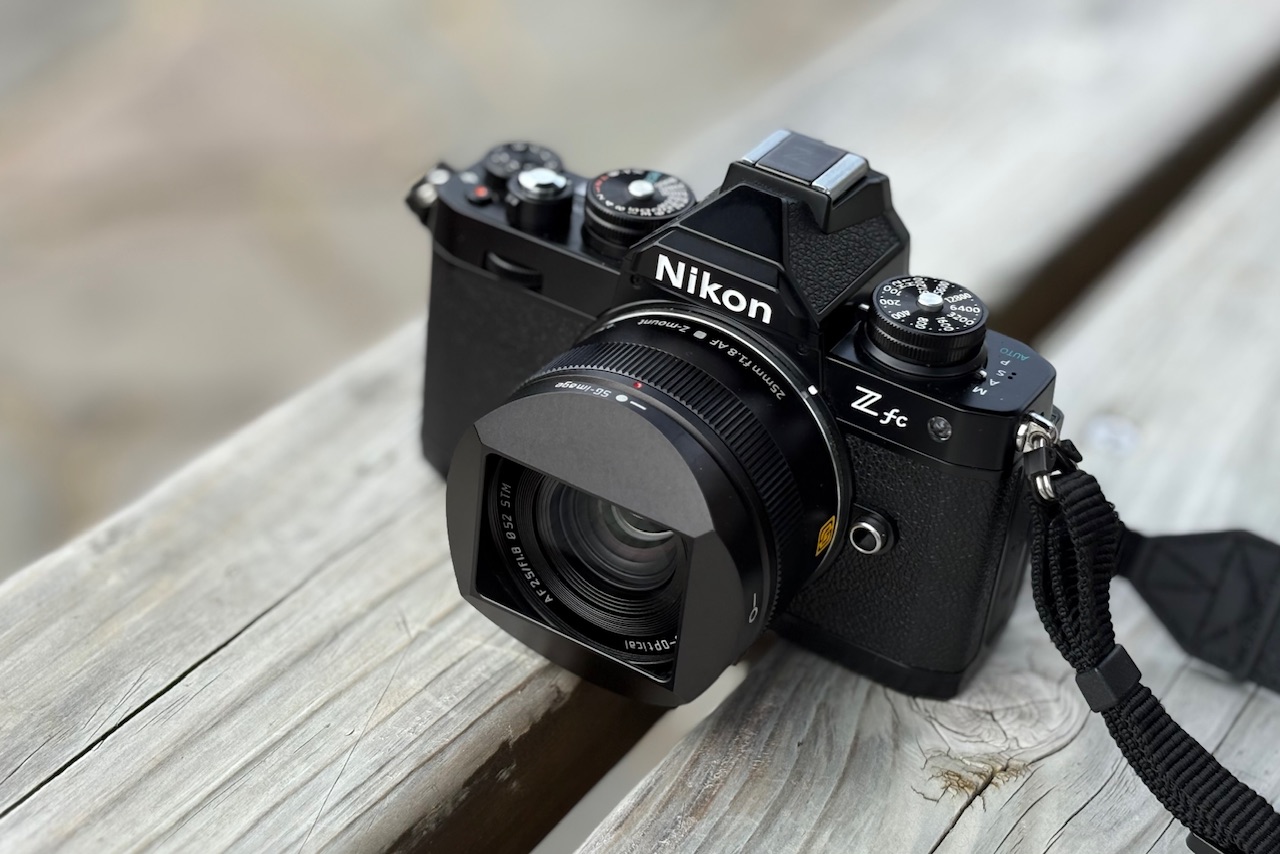 Nikon Z fcとSG-image AF 25mm f1.8の軽量コンビならスナップが