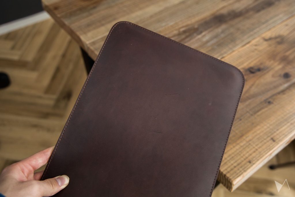引き算の美学。 熟成レザーが光る究極のMacBookケースを買いました