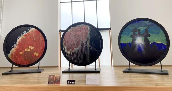 石井竜也さんの作品展示 北茨城 ライブ使用のセットも | きたかんナビ