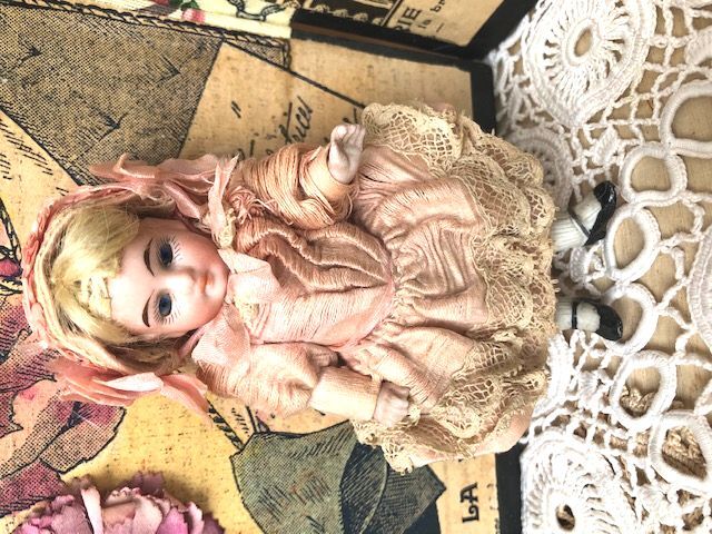 アンティーク ピンクのリボンの女の子 オールビスクドール