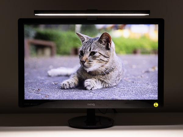 BenQ スクリーンバー レビュー：ディスプレイ周辺を明るく照らす省電力