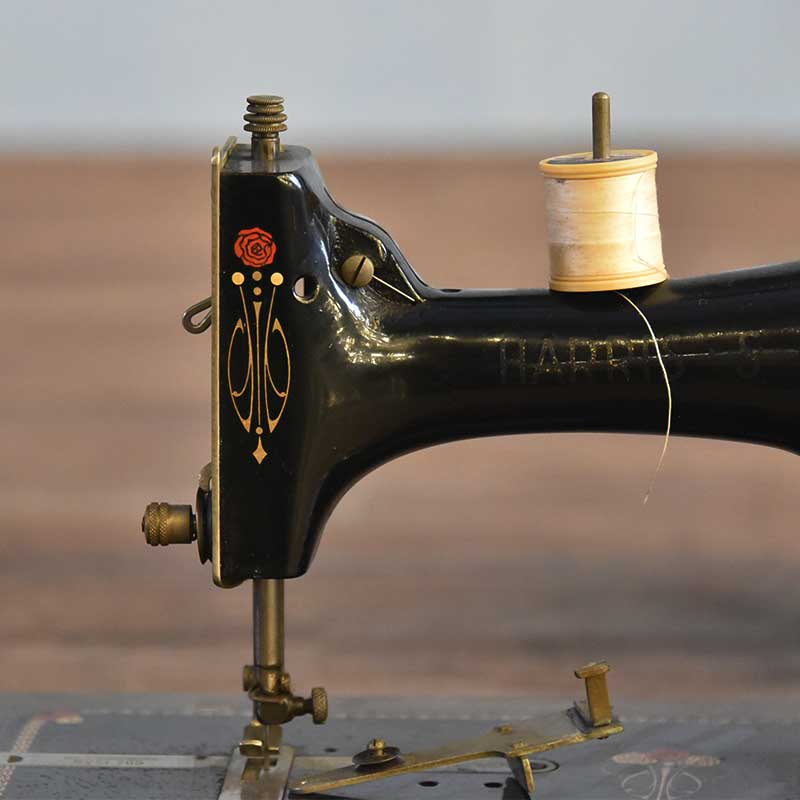 HARRIS 小ぶりな手回しミシン 鍵付き – 神戸アンティークウェアハウス