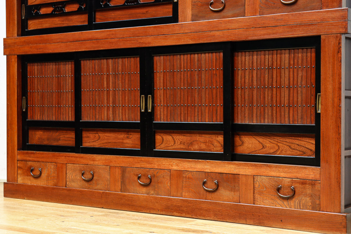 幅1960ミリ!! 四枚引き戸の壮観な造りで貫禄溢れる近江水屋箪笥 BB3173