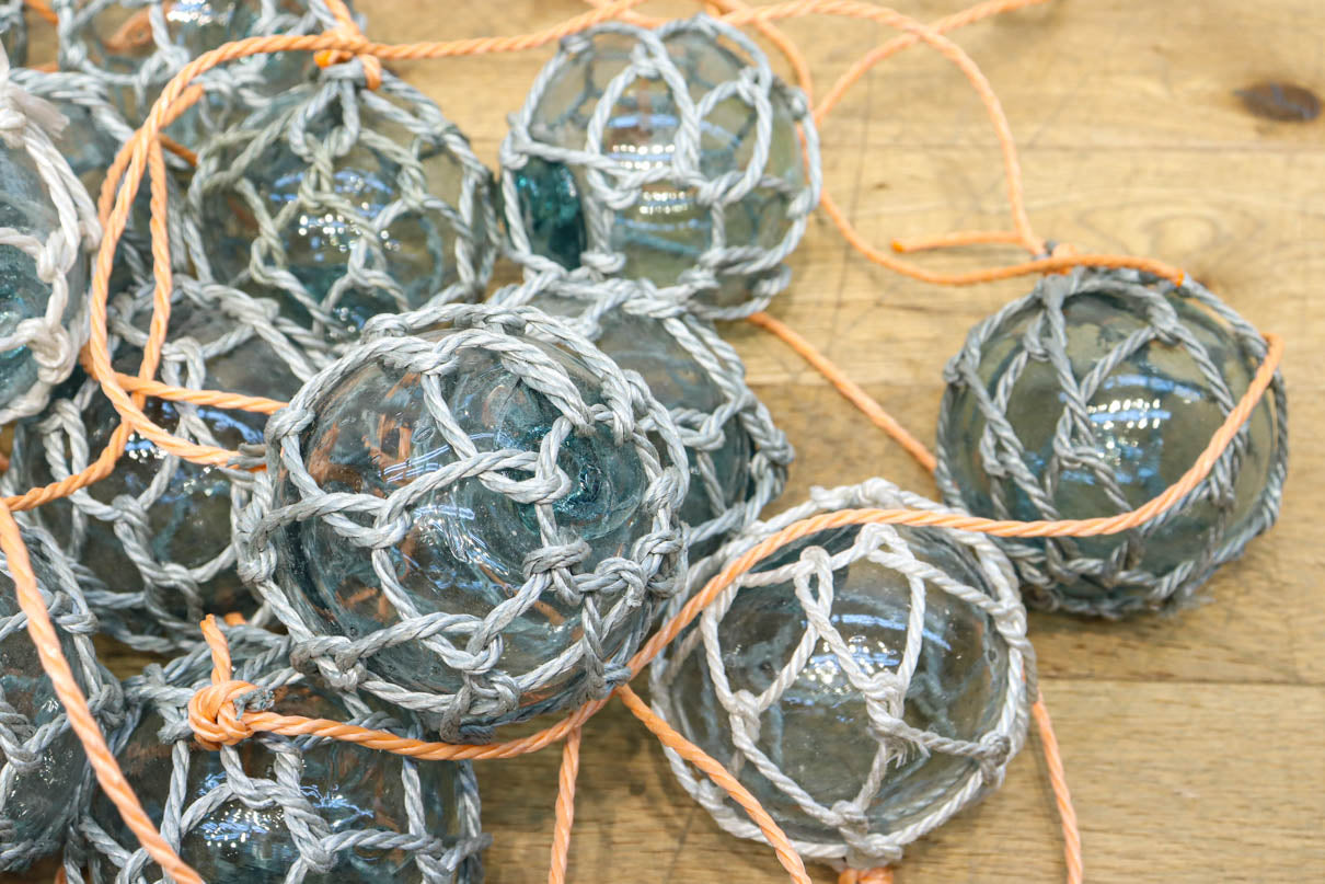 和ガラスの色味が風情ある網付き浮き玉 DC4641 在庫11個 – 古福庵