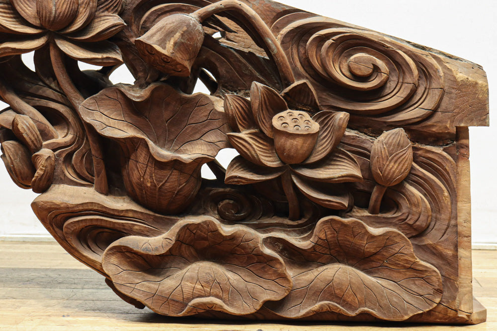 大型サイズ！！ 蓮の葉と花の彫刻が見事な梁飾り DC6813ab 在庫(a:1 b