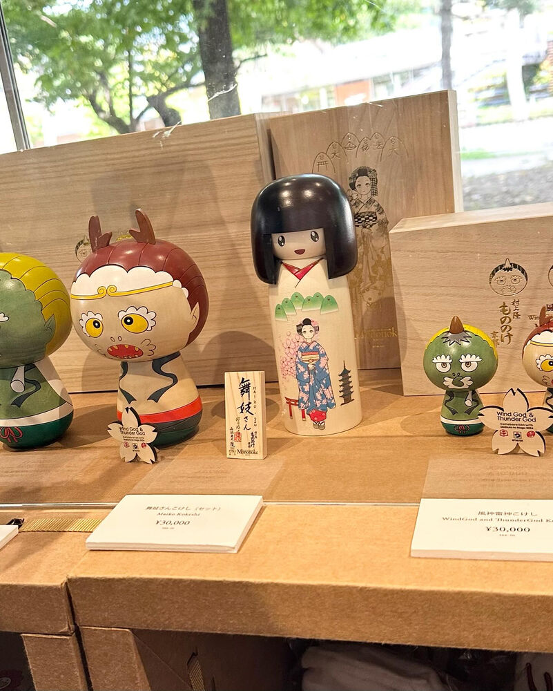 村上隆さんから風神雷神こけしの作成のお話をしていたのが去年の