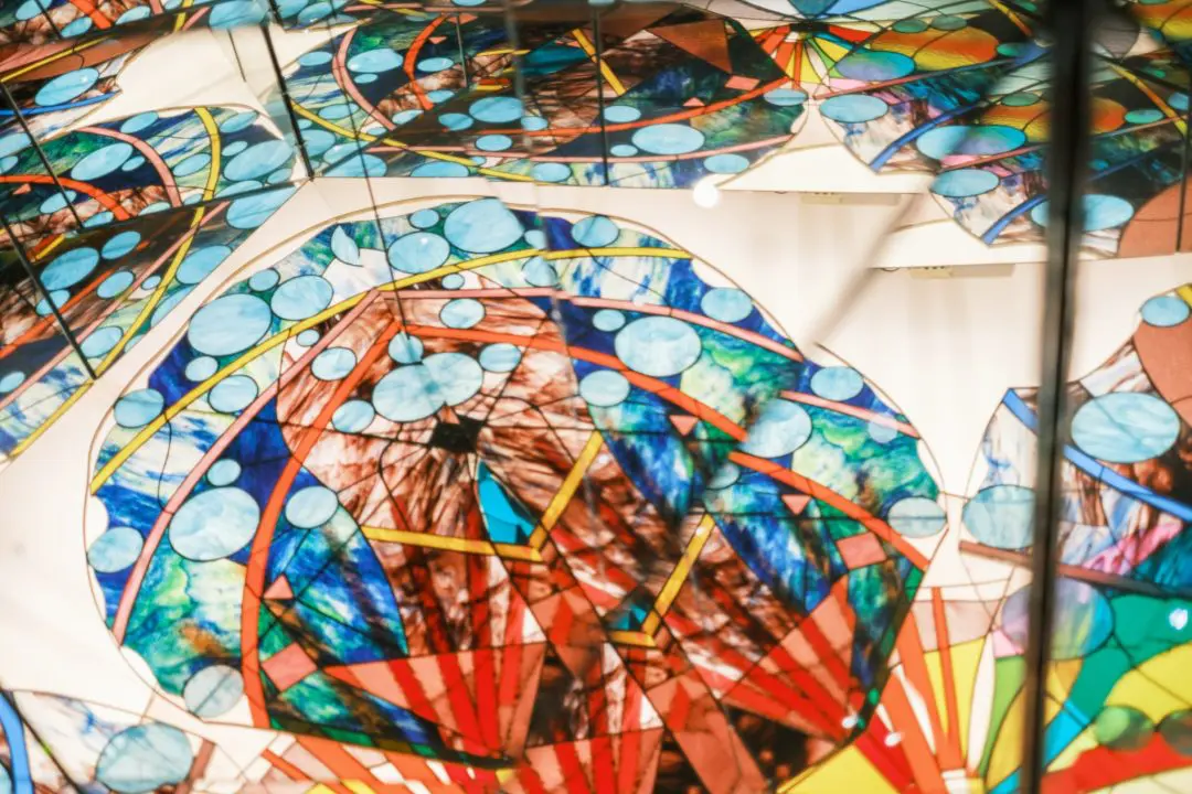 煌めく巨大万華鏡と光と色が織りなすガラス作品を体感 三河工芸ガラス