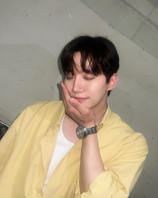 2PM」ジュノ、シンプルなシャツスタイルでもまぶしいビジュアル | K