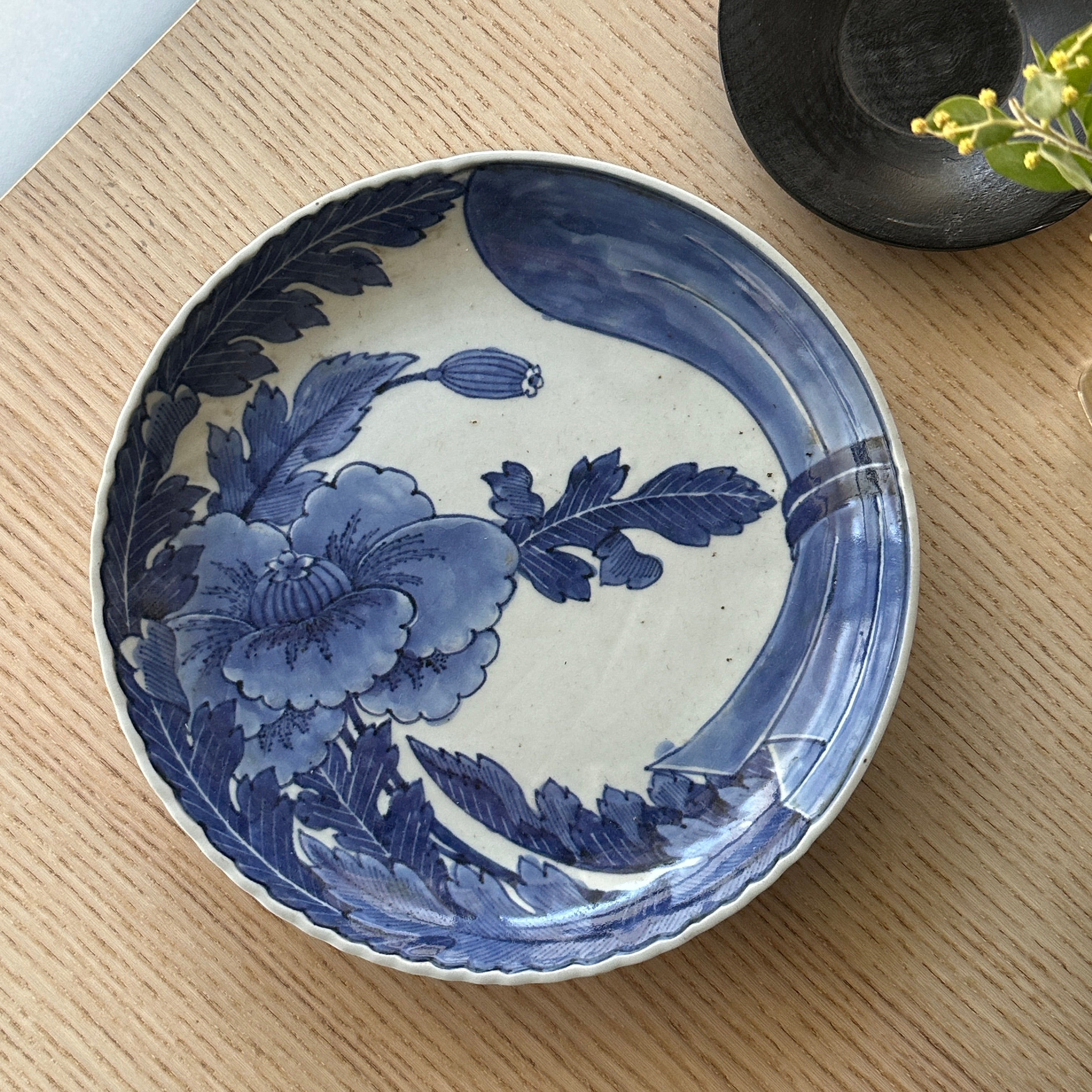 静かに藍の花咲く古伊万里8寸 – Kotto Shop