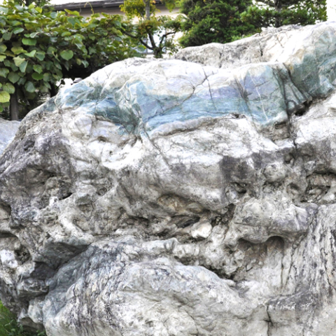 海石・白地に緑黒縞模様・親不知海岸産・1.4kg】（高品質淡緑色ヒスイ