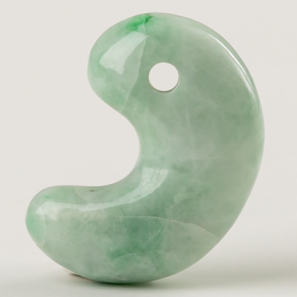 まだら模様・艶美麗】（高品質淡緑色ヒスイ）糸魚川天然翡翠勾玉