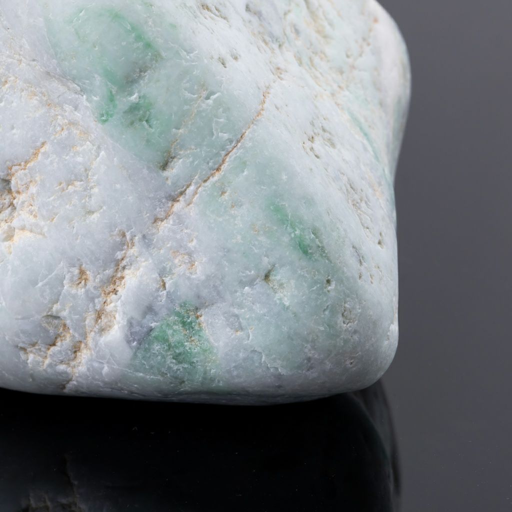 緑色 ガラス質］ 上質糸魚川翡翠海石200g ヒスイ ひすい 緑色 ガラス質