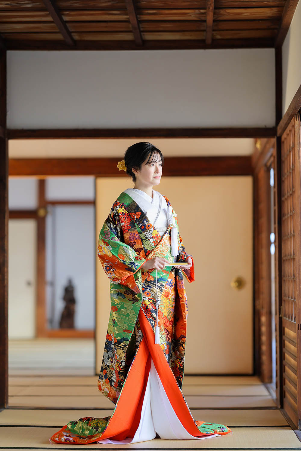 緑とオレンジの色打掛で結婚記念に和装フォト | 京都で和装前撮り