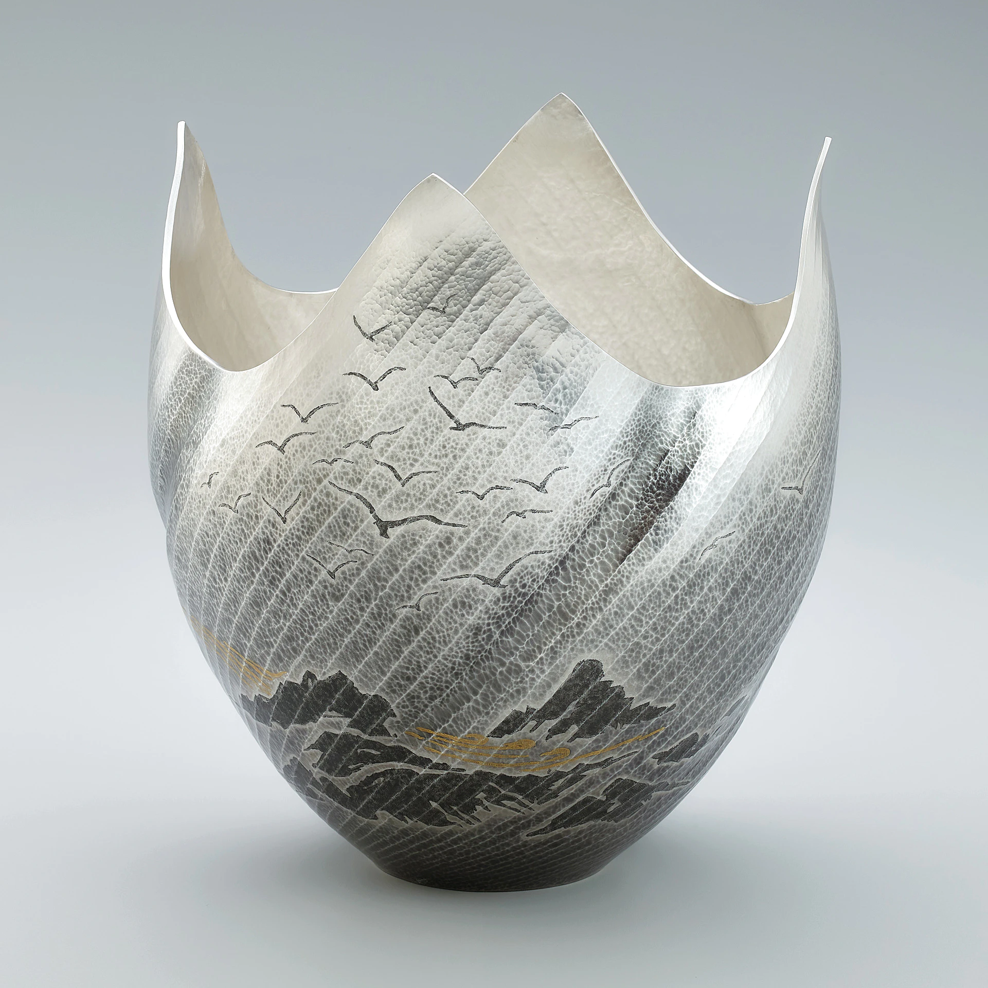 銀打出花器「荒磯」(大角 幸枝)｜ギャラリージャパン