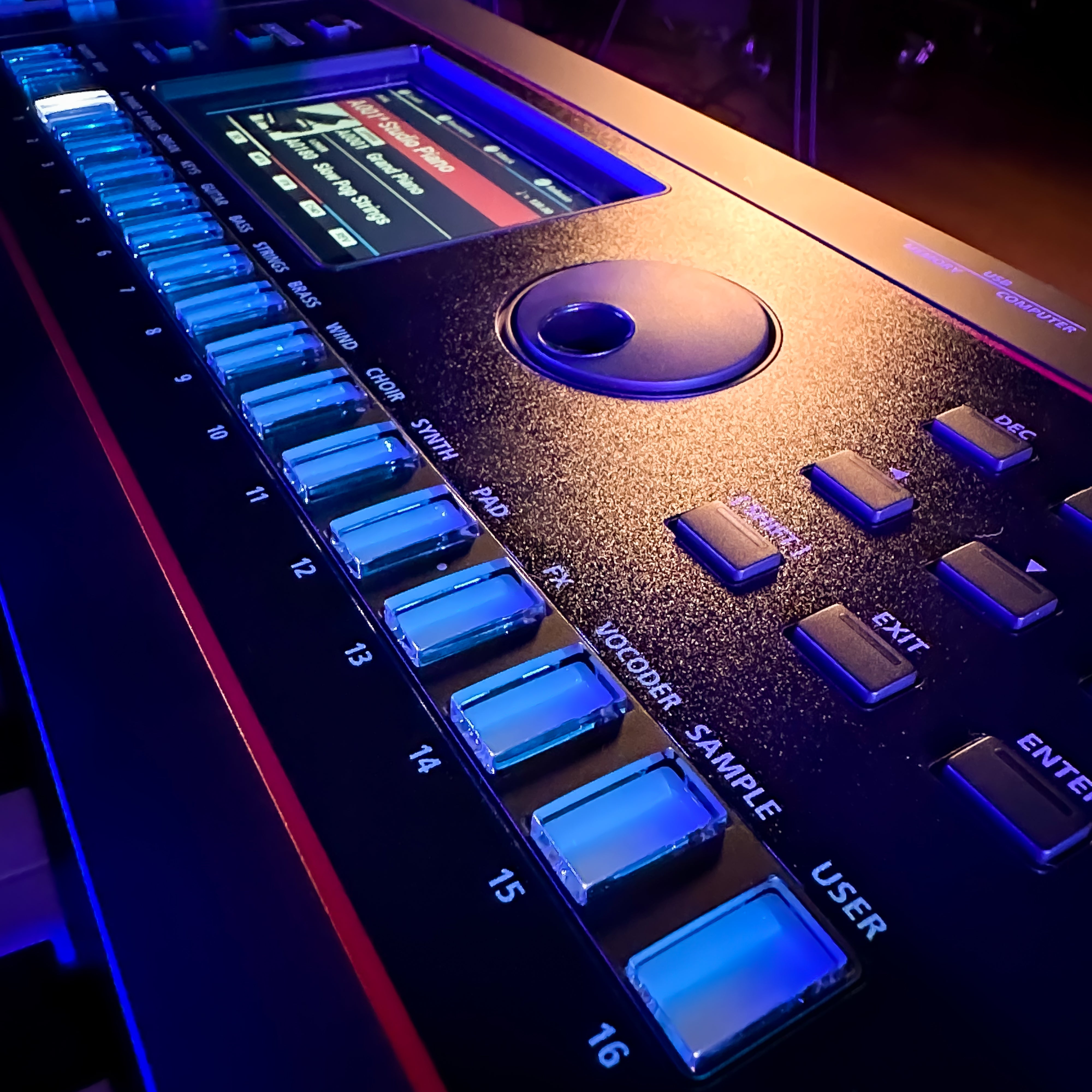 Roland Juno-D6 61-Key Synthesizer – Kraft Music