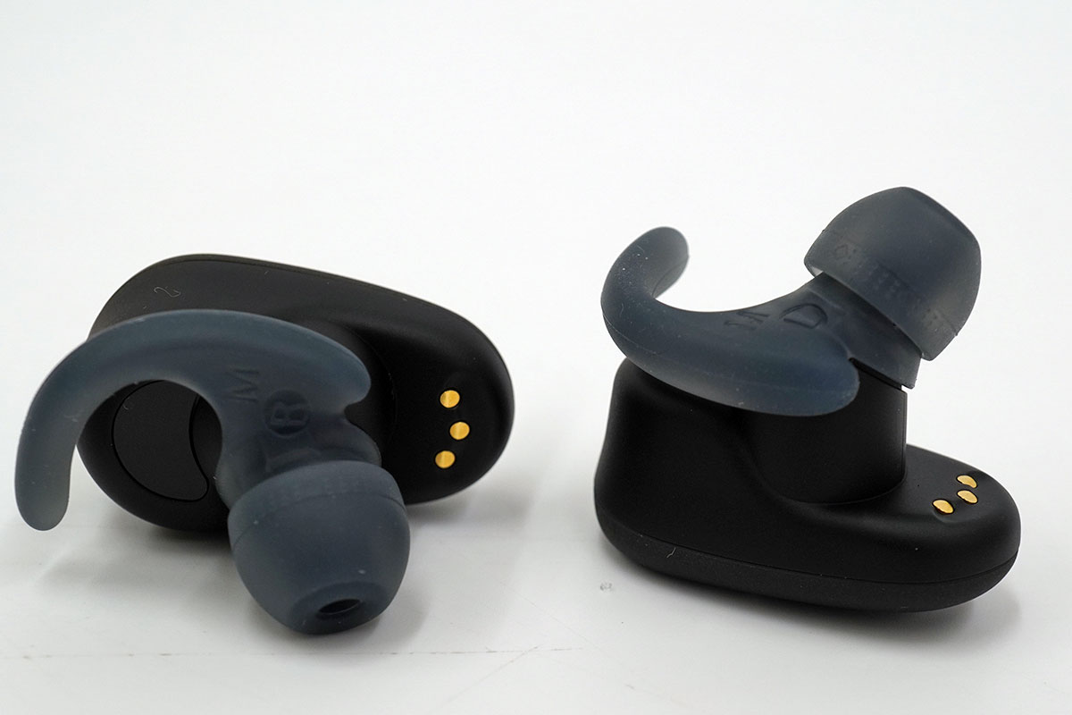 完全ワイヤレスヘッドセットに、ノイズキャンセリング機能と防水防塵