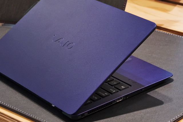 VAIO Z | 勝色特別仕様」モデルをソニーストアで確認。予想外に鮮烈な