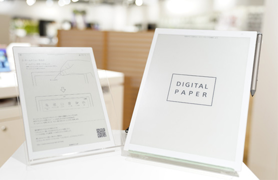 紙のように読んだり書いたりできるデジタルペーパー、小型A5サイズ