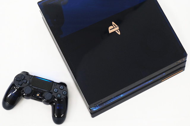 濃紺色のスケルトンデザインの｢PlayStation®4 Pro 500 Million Limited