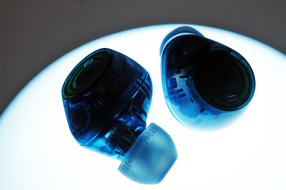 スケルトン仕様のグラスブルーの ワイヤレスノイズキャンセリング