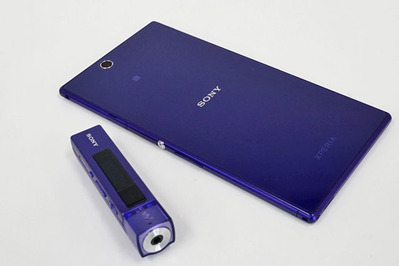 Xperia Z Ultra（Wi-Fiモデル）」限定パープルを手にしたファースト