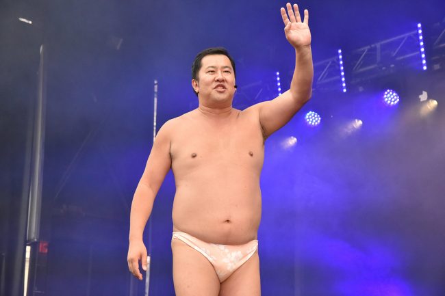 ピン芸人「とにかく明るい安村」がコミコミ「600万円の新車」購入