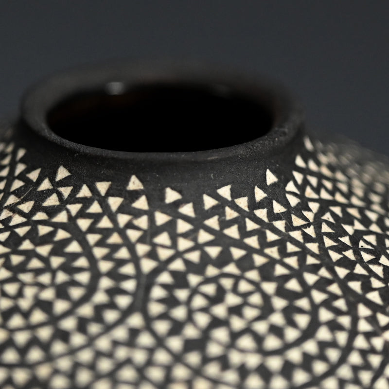 Black Vase ー北村純子 「花入」 / 北村純子 – Kura Monzen Gallery