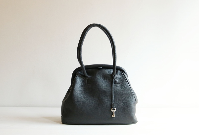 小さな違和感も解消、ご機嫌になれる黒のバッグ | 暮らしとおしゃれの