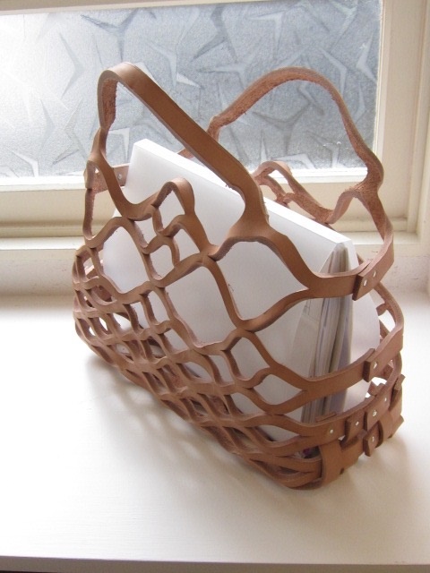 かごのようなレザーバッグ。曽田耕さんの「ラスカバン」 | 暮らしと