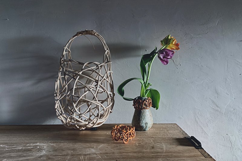 絶妙な編み上がり 「itashiori」の籠バッグやアクセサリー | 暮らしと