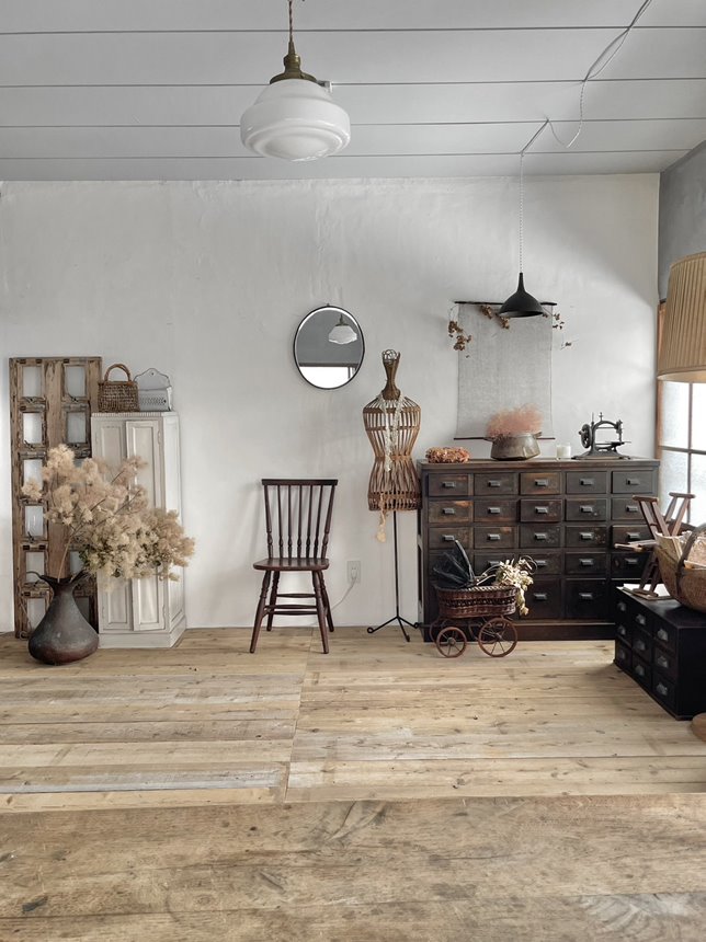 アンティークな雰囲気の家具は撮影でも活躍 | 暮らしとおしゃれの編集室