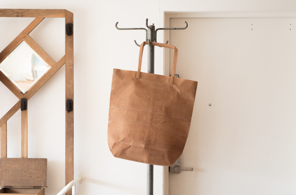 紙袋のような瀧川かずみさんのワックスクロスバッグ | 暮らしと