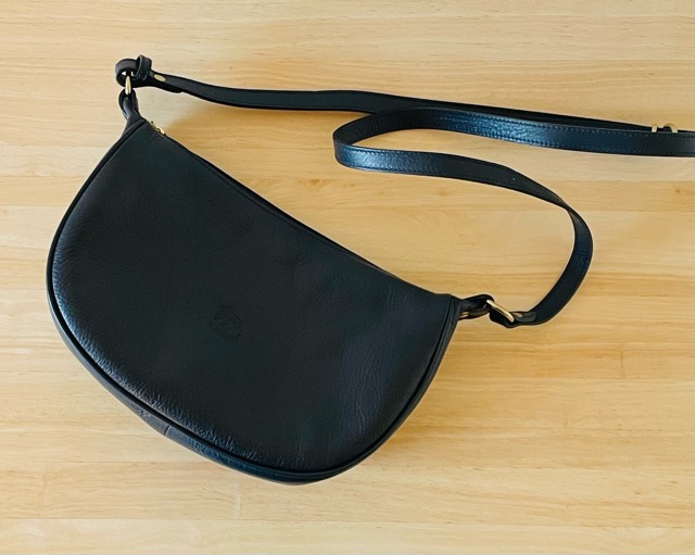 イルビゾンテで人気の三日月ショルダーバッグ！サイズはMとLどちらを選ぶ？