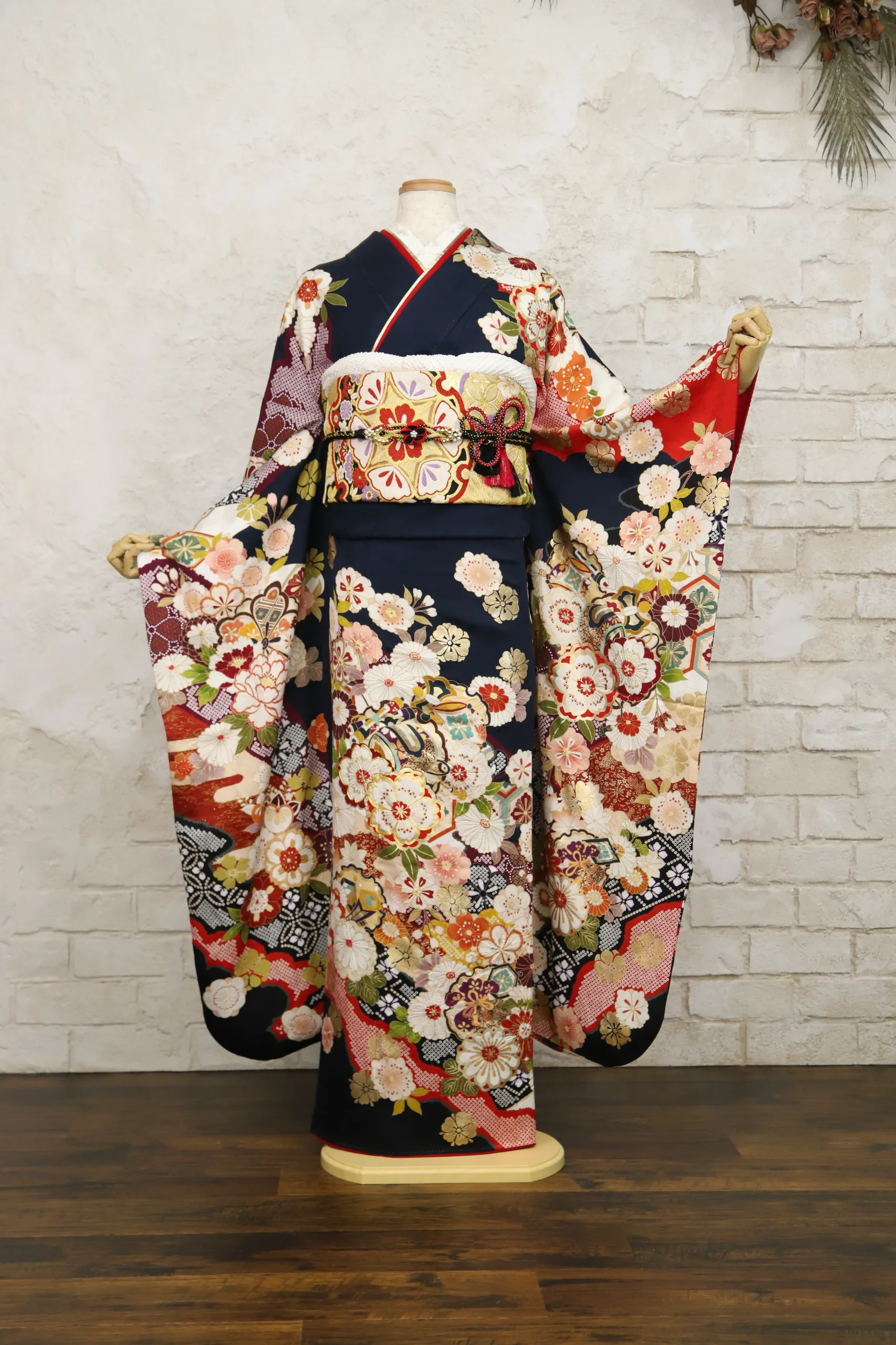 紺色に古典柄の伝統的な意匠がきらびやかな王道振袖〈No.F6-83