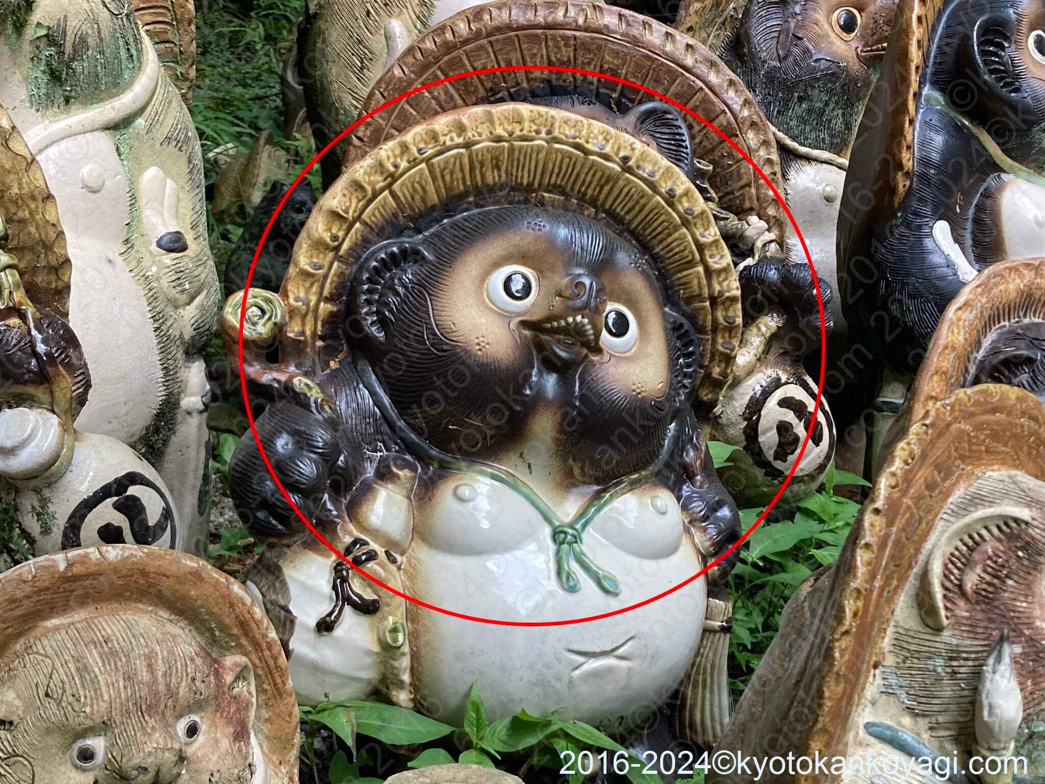 Tanuki racoon dog brings us prosperity 信楽焼の狸と八相縁起につき